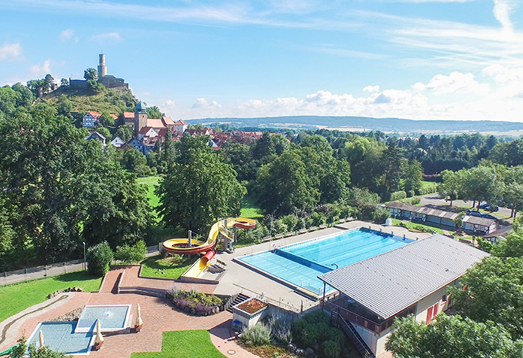 Felsberg die 3 Burgen Stadt mit Schwimmbad